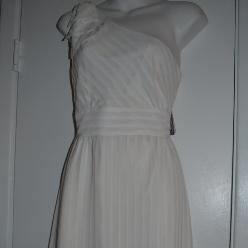 Gianni Bini size 8 white empire waiste 1 shoulder dress